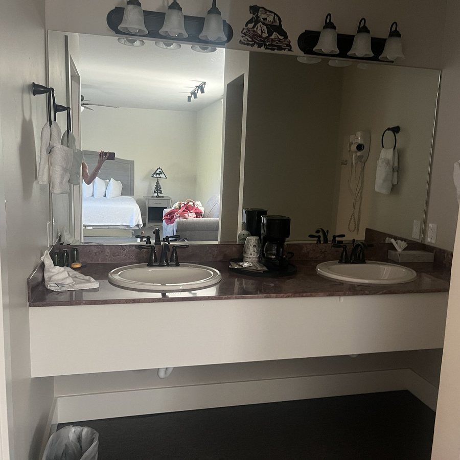 Flying Saddle Resort — Bathroom