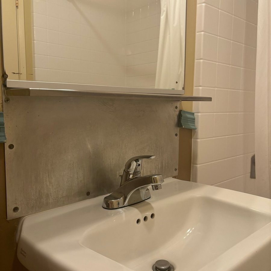 Foghorn Harbor Inn Los Angeles California — Bathroom
