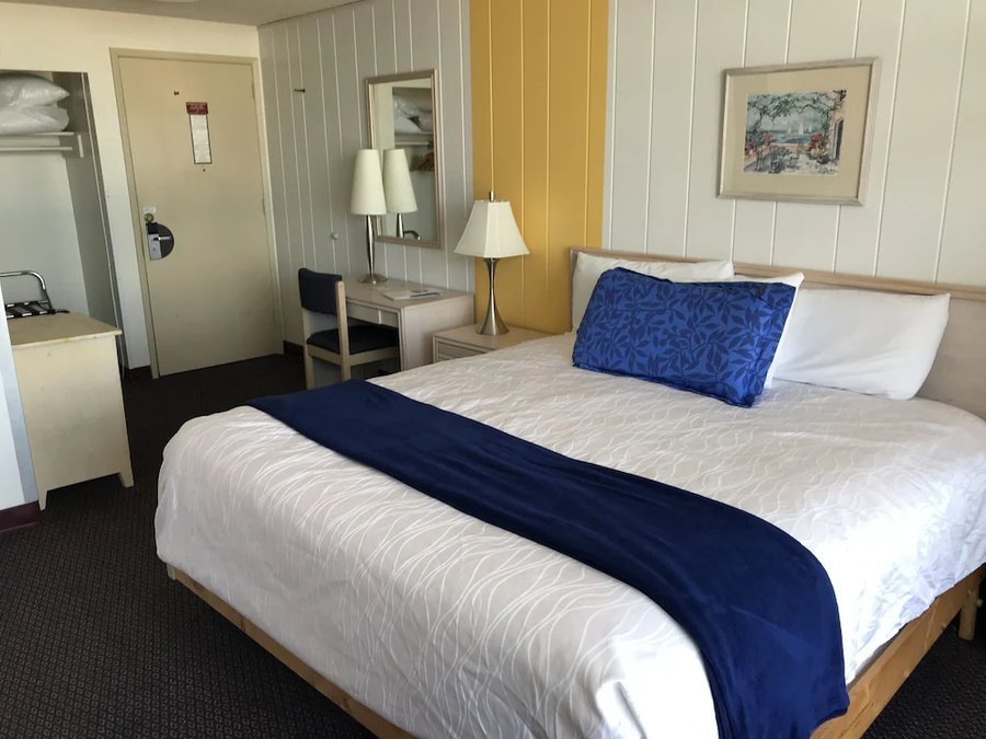 Foghorn Harbor Inn Los Angeles California — Guest room