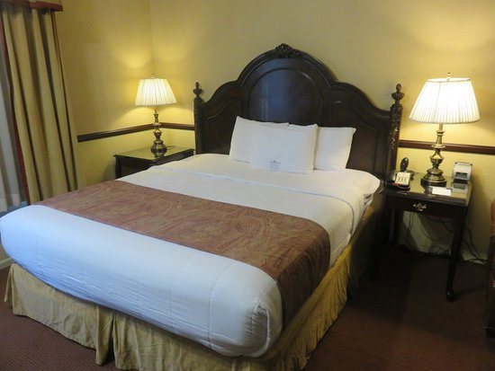 Folk Inn Ontario Airport — Guest room