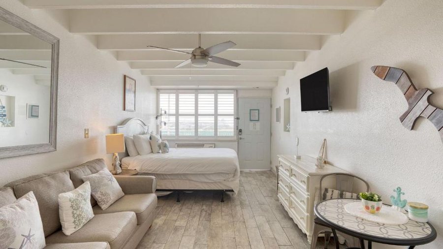 Fontainebleau Terrace — Guest room