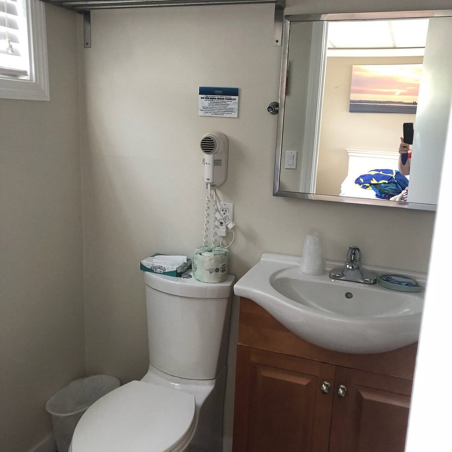 Footbridge Beach Motel Cottages — Bathroom