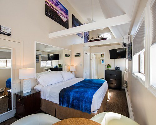 Footbridge Beach Motel Cottages — Guest room