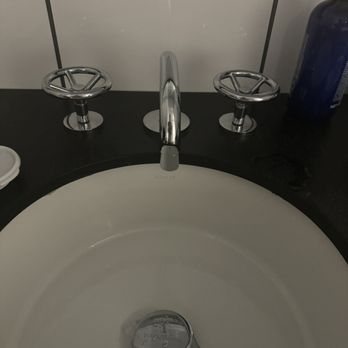 Fordson Hotel — Bathroom