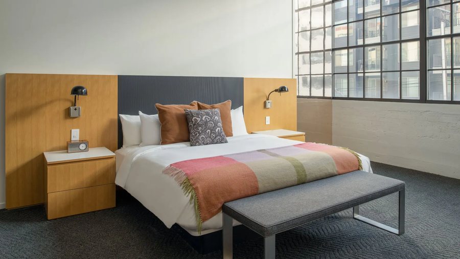 Fordson Hotel — Guest room