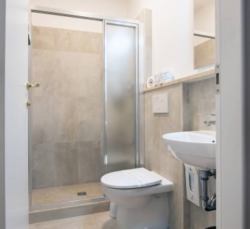 Foresteria Valdese Firenze — Bathroom