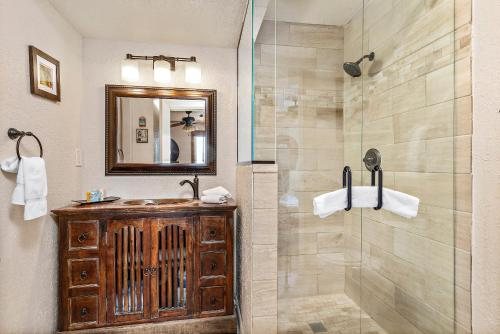 Fort Marcy Hotel Suites — Bathroom