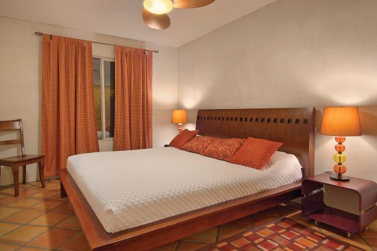 Fort Marcy Hotel Suites — Guest room