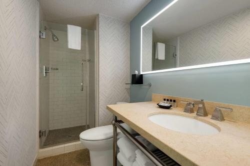 Fort Pontchartrain Detroit a Wyndham Hotel Detroit Michigan — Bathroom