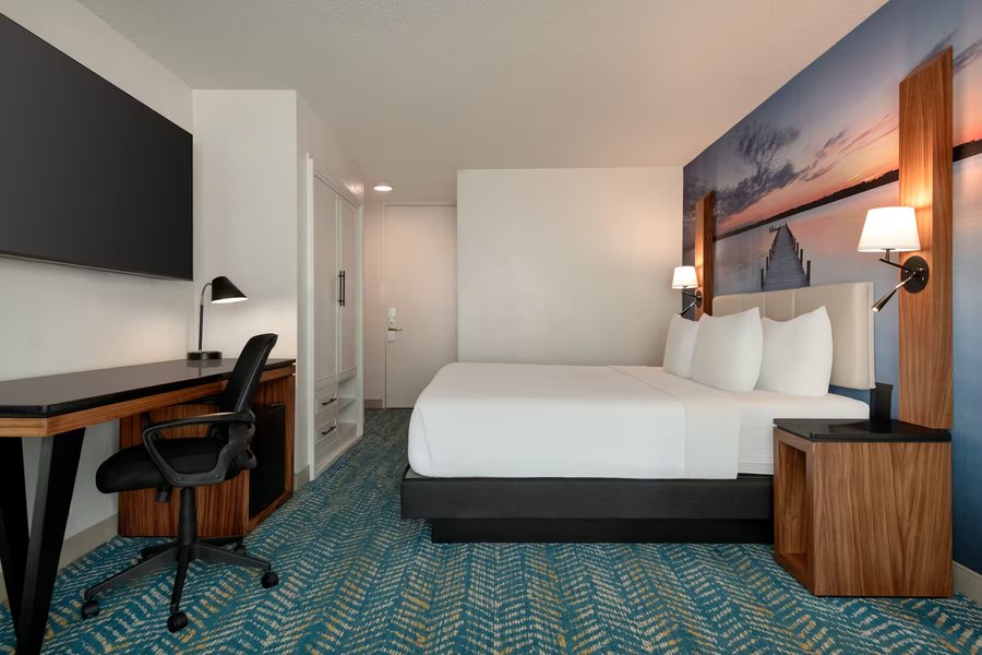 Fort Pontchartrain Detroit a Wyndham Hotel Detroit Michigan — Guest room