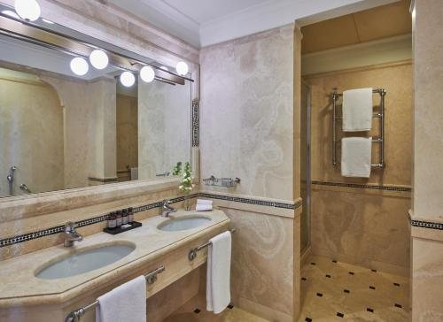 Fort Verde Suites — Bathroom