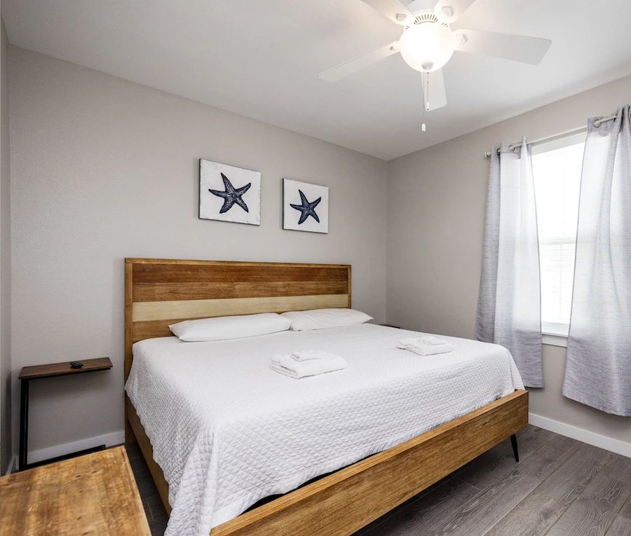 Fortuna Bay at La Mansion Condos — Guest room