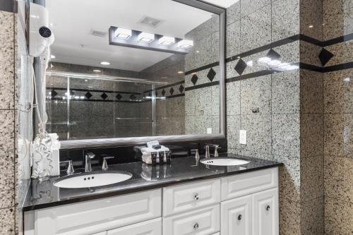 Fortuna House Apartments Miami Florida — Bathroom
