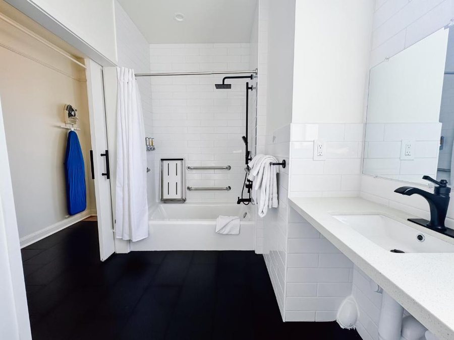 Found Hotel San Francisco — Bathroom