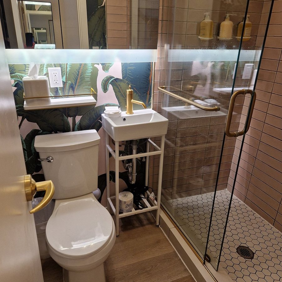 FOUND Hotels Miami Beach Series by Marriott Miami Beach Florida — Bathroom