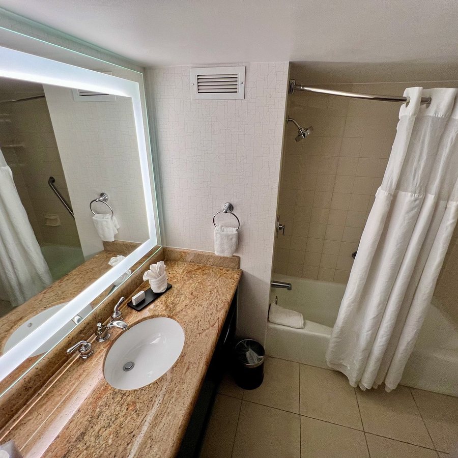 Four Ambassadors Apartments Miami Florida — Bathroom