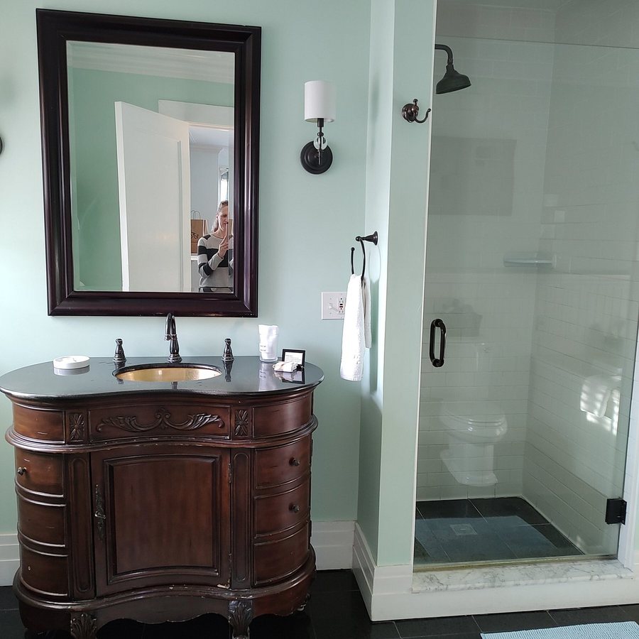 Four Chimneys Inn — Bathroom
