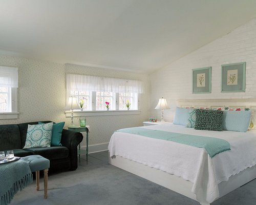 Four Chimneys Inn — Guest room