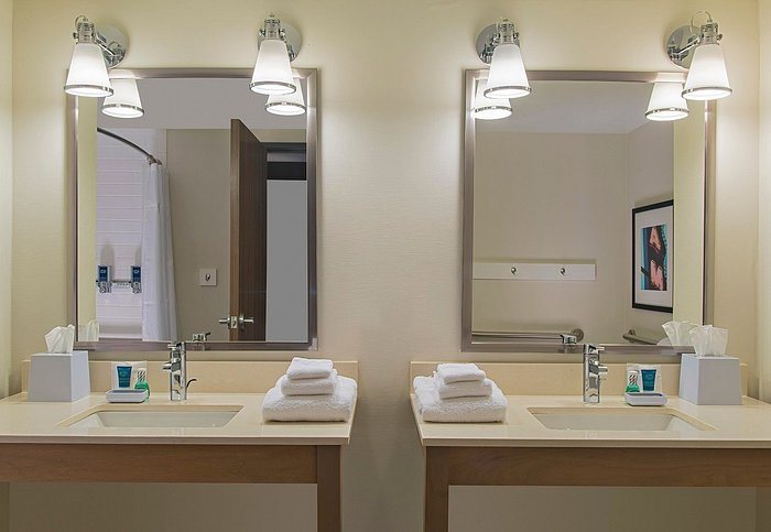 Four Points by Sheraton Amarillo Central — Bathroom
