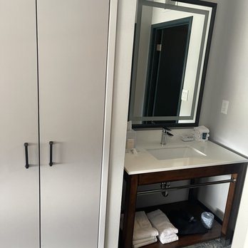 Four Points by Sheraton Anchorage Downtown — Bathroom