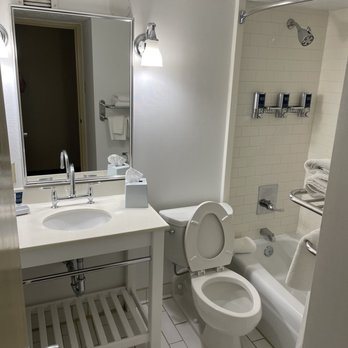 Four Points by Sheraton Asheville Downtown — Bathroom