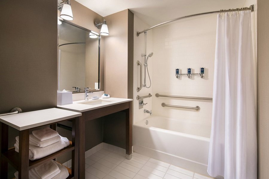 Four Points by Sheraton at Phoenix Mesa Gateway Airport — Bathroom