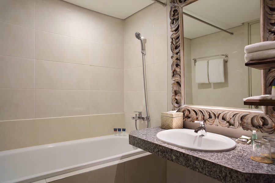 Four Points By Sheraton Bali Seminyak — Bathroom