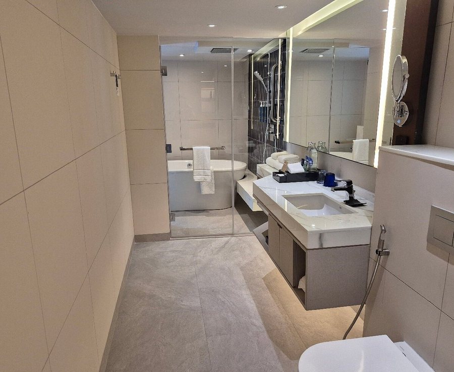 Four Points By Sheraton Bangkok Sukhumvit 22 — Bathroom
