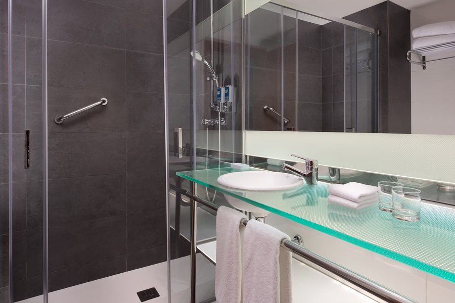 Four Points by Sheraton Barcelona Diagonal Barcelona Catalonia — Bathroom