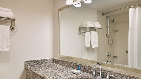 Four Points by Sheraton Bellingham Hotel Conference Center — Bathroom