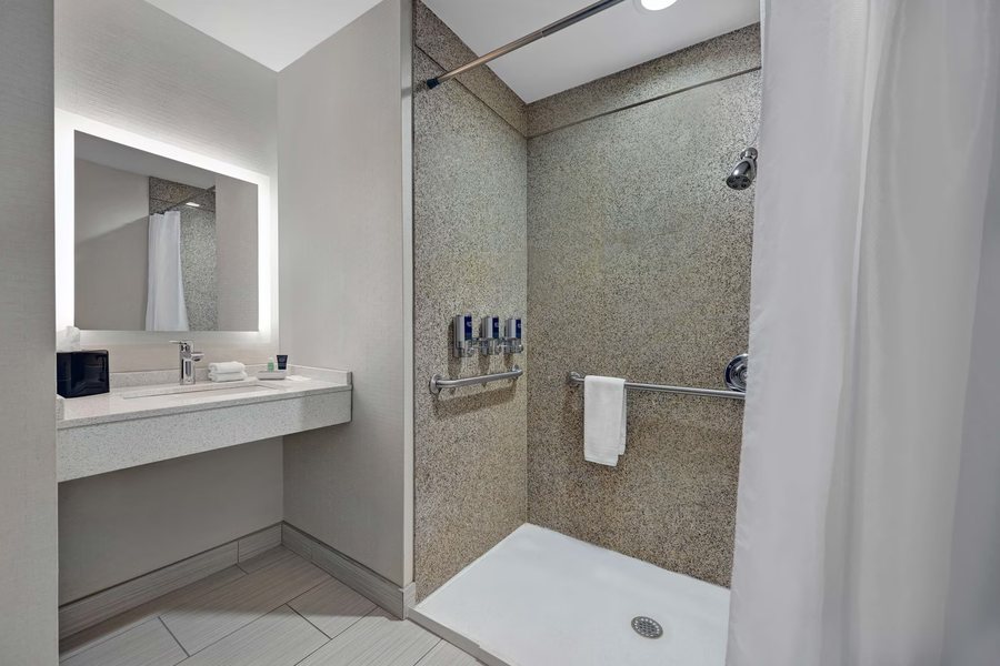 Four Points By Sheraton Birmingham Homewood — Bathroom