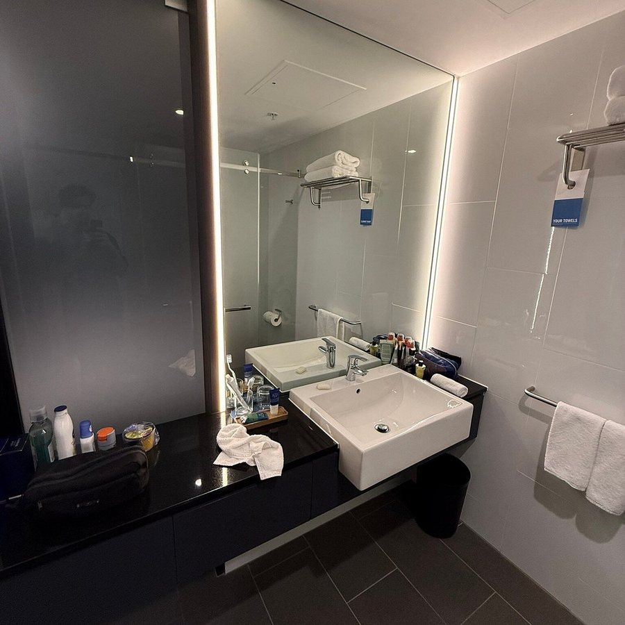 Four Points By Sheraton Brisbane — Bathroom
