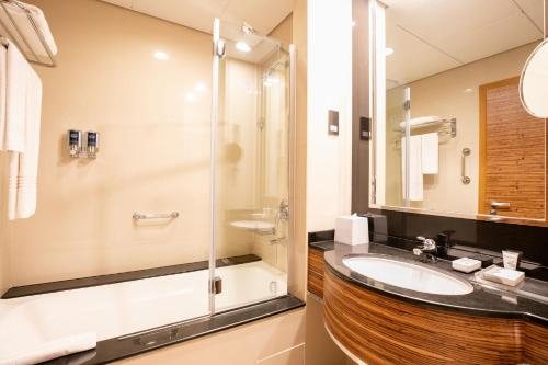 Four Points By Sheraton Bur Dubai — Bathroom