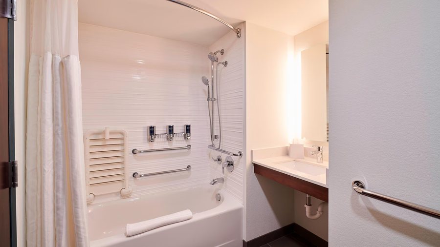 Four Points by Sheraton Cleveland Airport — Bathroom