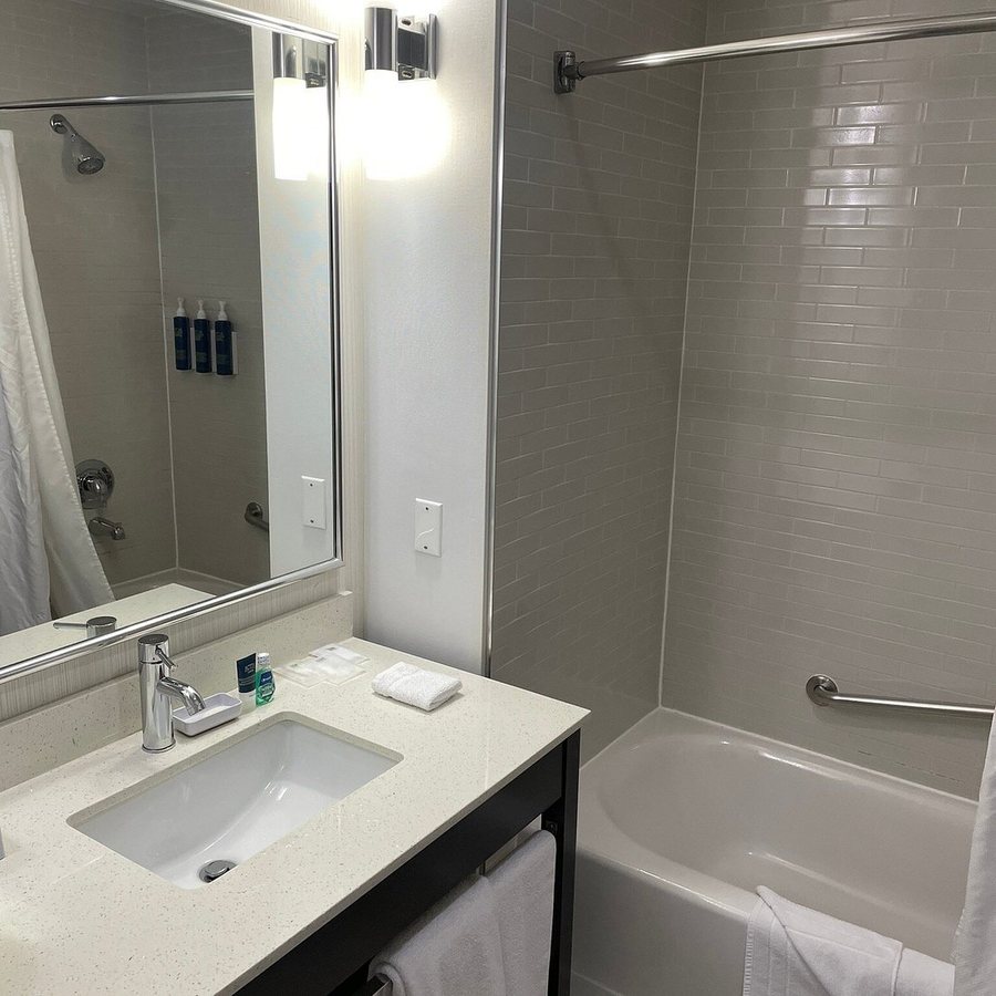 Four Points by Sheraton Edmundston Hotel Conference Center — Bathroom