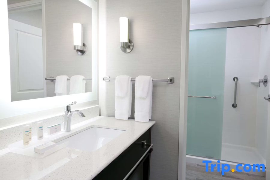 Four Points By Sheraton Fargo Medical Center — Bathroom