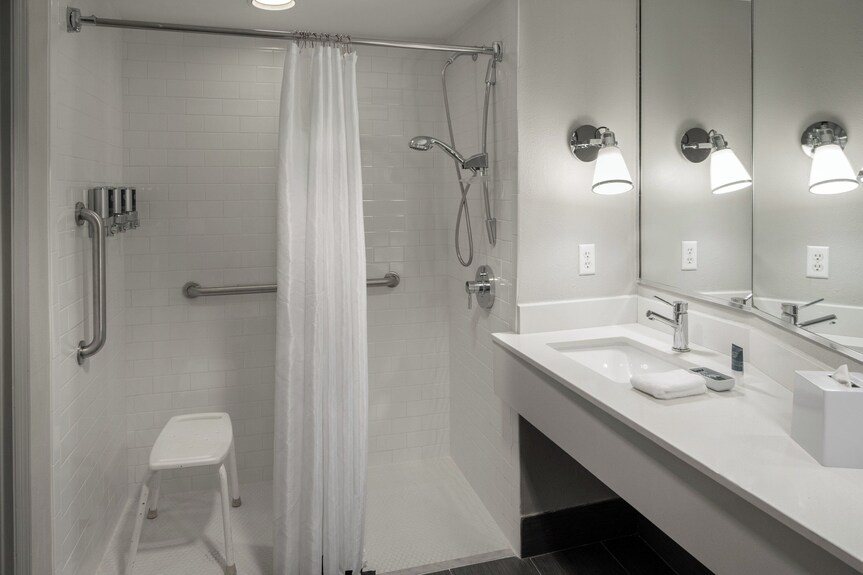 Four Points by Sheraton Fort Myers Airport — Bathroom