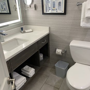 Four Points By Sheraton French Quarter — Bathroom