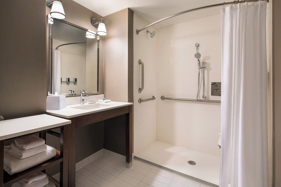 Four Points by Sheraton Greensboro Airport — Bathroom