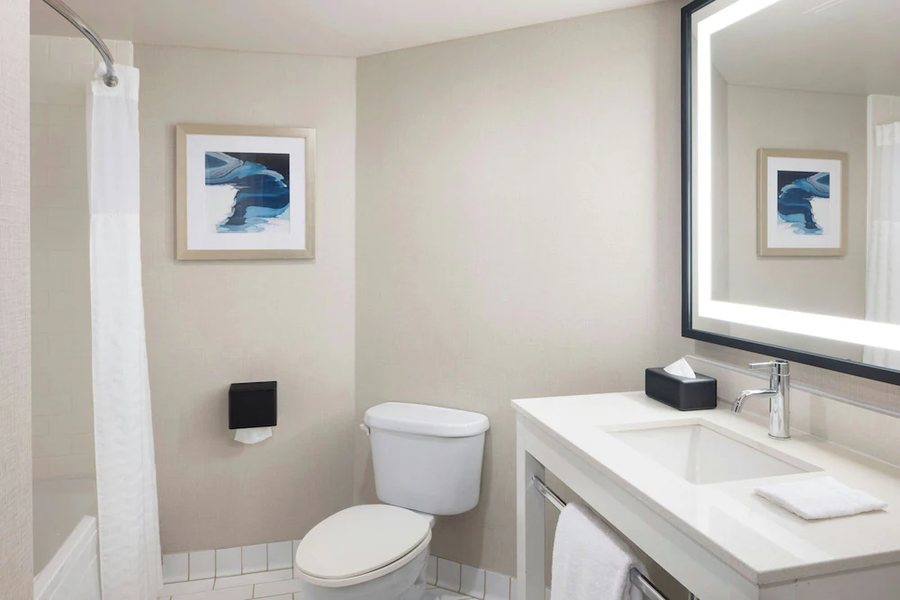 Four Points by Sheraton Halifax — Bathroom