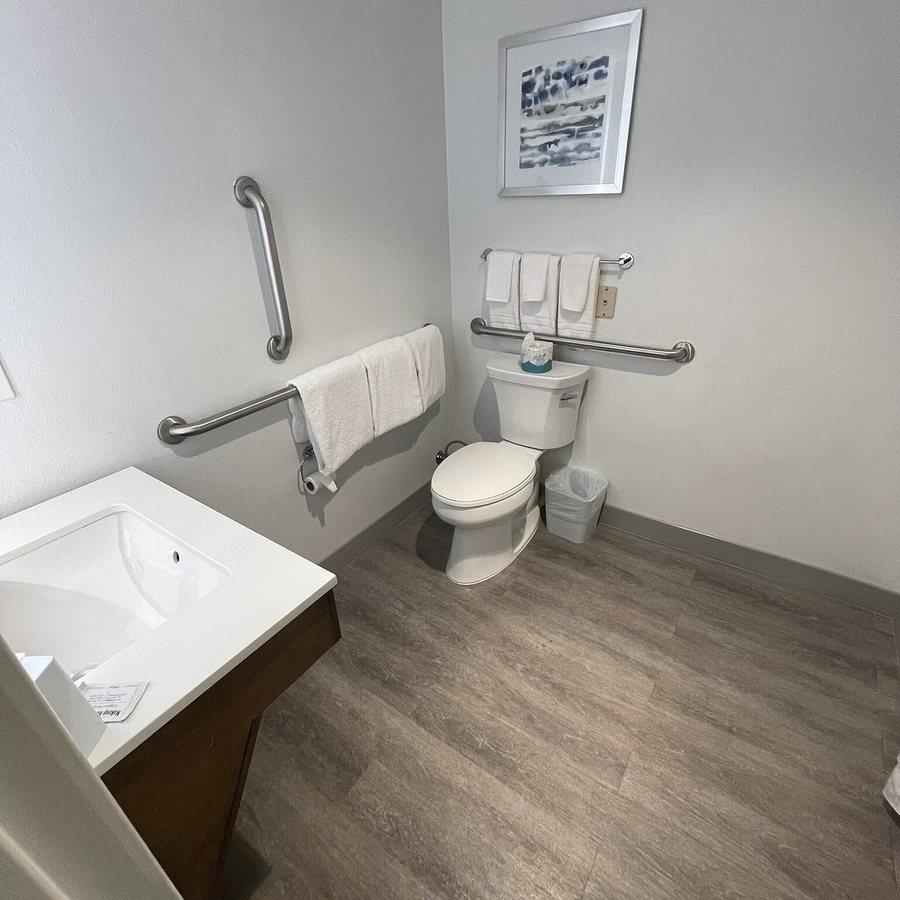 Four Points by Sheraton Hotel Suites San Francisco Airport — Bathroom