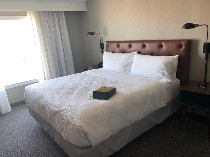 Four Points by Sheraton Hotel Suites San Francisco Airport — Guest room