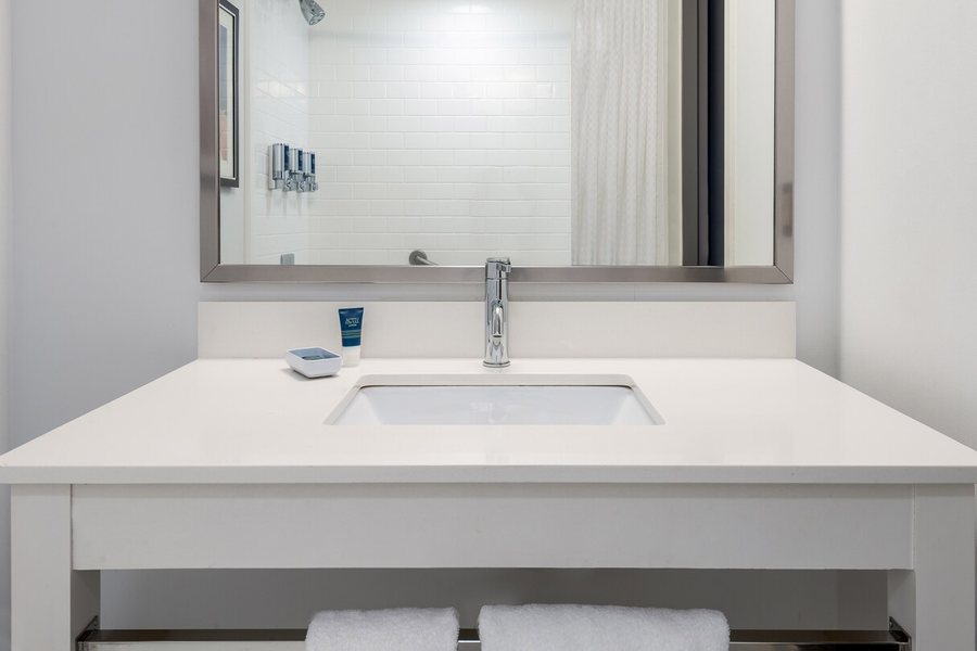 Four Points By Sheraton Huntsville Airport — Bathroom