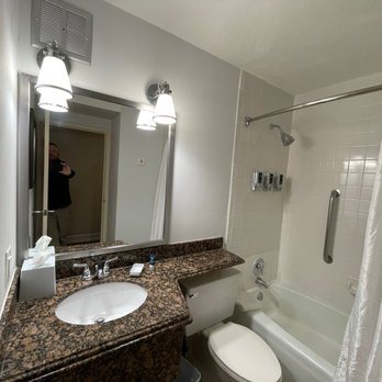 Four Points by Sheraton Kansas City Airport — Bathroom
