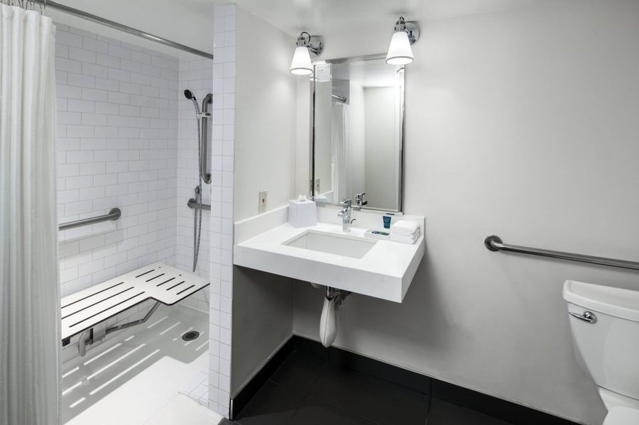 Four Points by Sheraton Los Angeles International Airport Los Angeles California — Bathroom