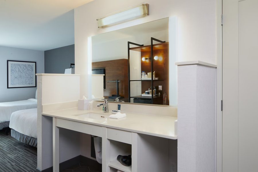 Four Points By Sheraton Los Angeles Westside — Bathroom