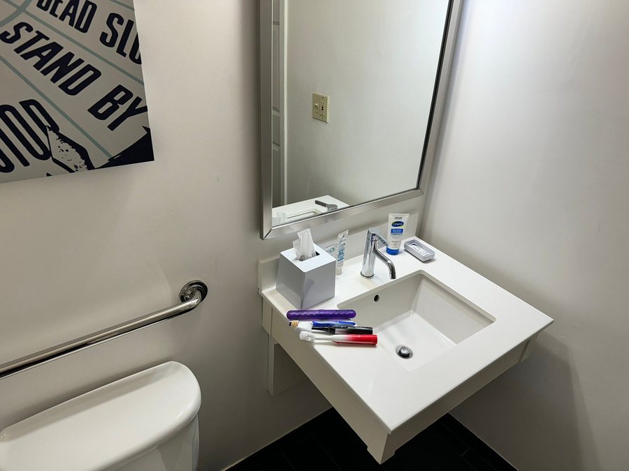 Four Points by Sheraton Louisville Airport — Bathroom