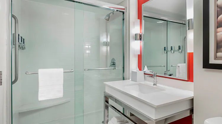 Four Points by Sheraton Midland — Bathroom