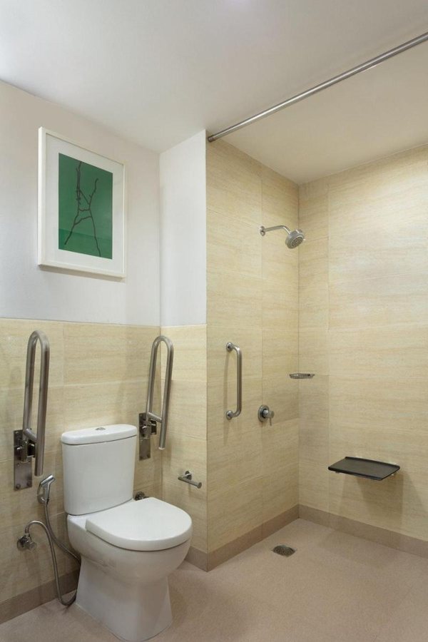 Four Points by Sheraton New Delhi Airport Highway — Bathroom