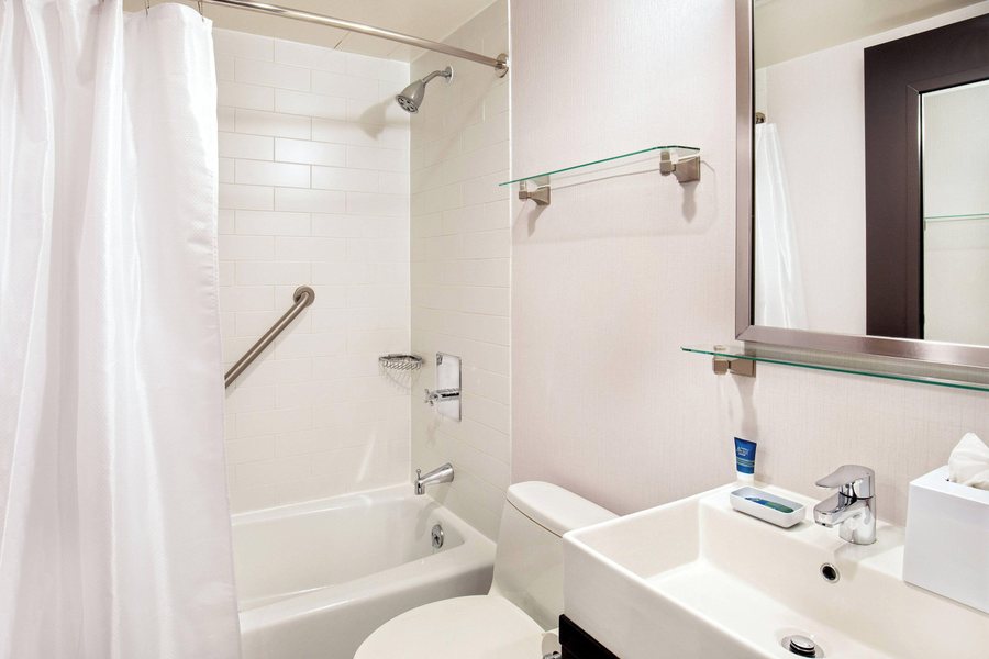 Four Points by Sheraton New York Downtown New York City New York — Bathroom